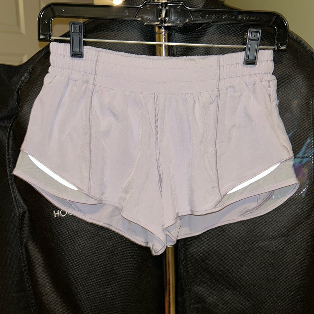 Lululemon hotty hot low rise short 2.5”